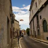 Proseguiamo verso nord su via Capruzzi, che abbandoniamo a un certo punto per inerpicarci a sinistra sulla stretta salita di via Pietrocola